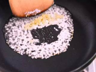 4、教你一个茶树菇的新鲜吃法，好吃到拿肉都不换，孩子多吃一碗饭,起油锅，爆香姜蒜末