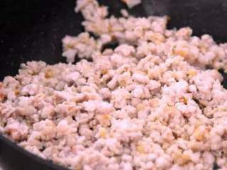 5、教你一个茶树菇的新鲜吃法，好吃到拿肉都不换，孩子多吃一碗饭,放入肉末，炒至变色