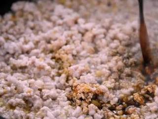 6、教你一个茶树菇的新鲜吃法，好吃到拿肉都不换，孩子多吃一碗饭,加入清水、盐、胡椒粉、生抽，炒匀