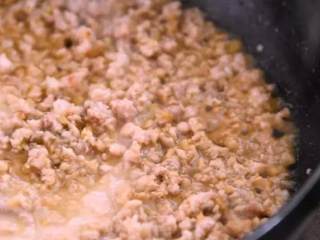 7、教你一个茶树菇的新鲜吃法，好吃到拿肉都不换，孩子多吃一碗饭,煮沸后淋入水淀粉勾芡