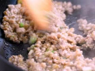 8、教你一个茶树菇的新鲜吃法，好吃到拿肉都不换，孩子多吃一碗饭,出锅前撒入葱花，炒匀盛出