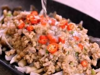 9、教你一个茶树菇的新鲜吃法，好吃到拿肉都不换，孩子多吃一碗饭,用小米椒点缀，淋上热油即可