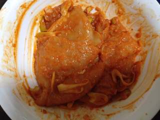 2、泡菜鸡肉汉堡包,把鸡肉放入碗中用腌料腌制入味（最好头天晚上放冰箱腌好）