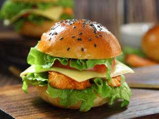 4、泡菜鸡肉汉堡包,再加一片生菜和沙拉酱，最后盖上另一半的面包坯就好了