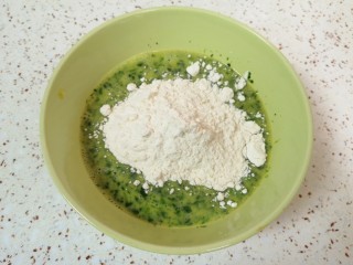 5、菠菜蛋卷,加入面粉搅拌均匀。