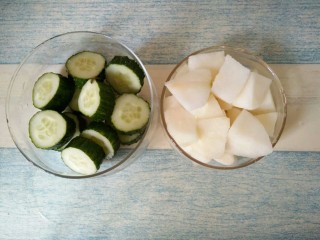 2、黄瓜蜂蜜梨子汁,黄瓜，梨子去皮切成小块