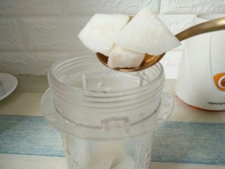 4、黄瓜蜂蜜梨子汁,梨也放入