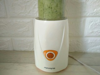 7、黄瓜蜂蜜梨子汁,套好机身，按开始搅拌几秒钟的时间即可