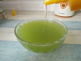 9、黄瓜蜂蜜梨子汁,加入适量的蜂蜜，搅拌均匀即可