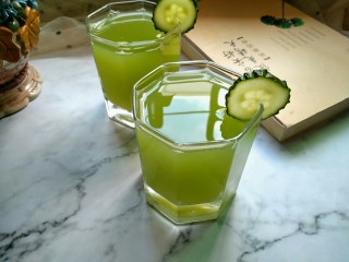 10、黄瓜蜂蜜梨子汁,一杯清爽又好喝的黄瓜蜂蜜梨子汁就做好了