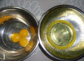 1、万圣节蛋糕卷,蛋清蛋黄分离（取4个蛋清，3个蛋黄）