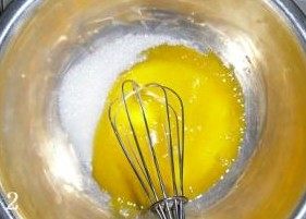 2、万圣节蛋糕卷,蛋黄中加入35g细砂糖用打蛋器打至起泡，再依次加入水、色拉油、柠檬汁搅拌均匀