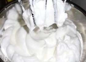 5、万圣节蛋糕卷,蛋白分二次加入细砂糖30g，打至湿性发泡，提起打蛋器呈现尖角的状态