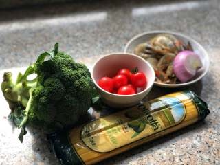 1、鲜虾意面,准备食材。