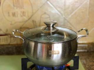 2、鲜虾意面,烧水煮面。