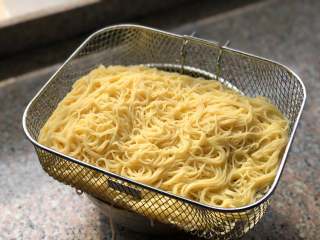 3、鲜虾意面,煮好的意面过一下冷水，沥一下水分。