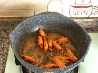 5、鲜虾意面,用中小火熬出虾油。