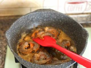 6、鲜虾意面,捞出虾头，放入虾仁翻炒。