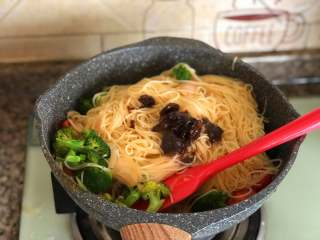 7、鲜虾意面,加一勺黑胡椒酱翻炒均匀。