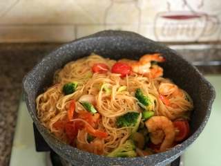 8、鲜虾意面,放入虾仁。