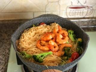 9、鲜虾意面,翻拌均匀，撒入适量的黑胡椒碎，关火。