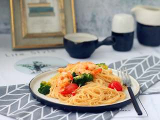 10、鲜虾意面,出锅。