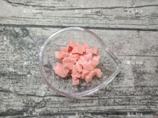 3、时蔬炒面,火腿肠切丁