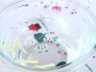 2、番茄鲜虾面,姜片切丝，倒入开水浸泡成姜水