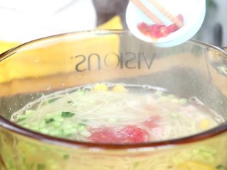 5、番茄鲜虾面,另起锅，水沸腾时放入细面煮软，待细面稍微软时，倒入玉米粒、黄瓜丁、鲜虾碎、番茄碎