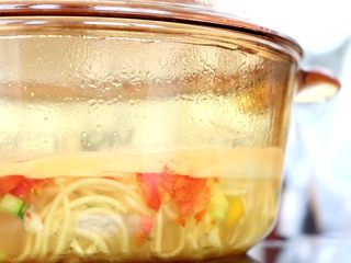 6、番茄鲜虾面,继续煮3min