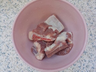 1、排骨焖饭,先准备几块排骨洗干净