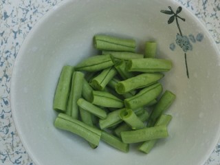 2、排骨焖饭,细豆角切小段