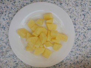 3、排骨焖饭,土豆切小块