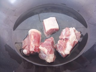 4、排骨焖饭,把排骨先用水焯一下,去除血水