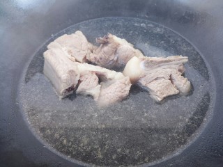 5、排骨焖饭,颜色发白就可以捞出