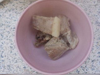 7、排骨焖饭,把排骨腌一下先