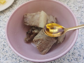 8、排骨焖饭,放一勺料酒