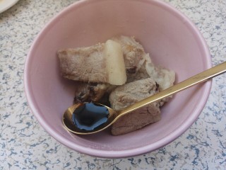 9、排骨焖饭,一勺生抽