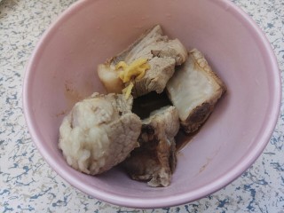 10、排骨焖饭,一点姜丝