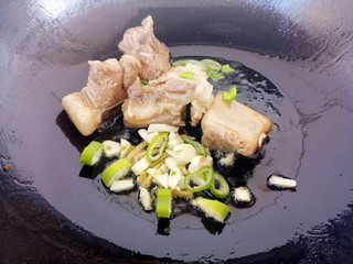 14、排骨焖饭,炒两面微焦后,放葱姜蒜炒