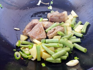 15、排骨焖饭,再放豆角和土豆