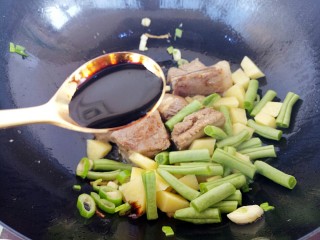 16、排骨焖饭,加一勺老抽