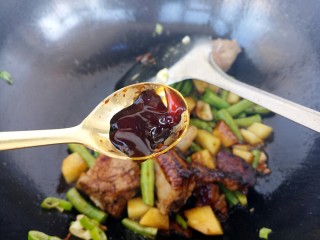 18、排骨焖饭,一勺耗油