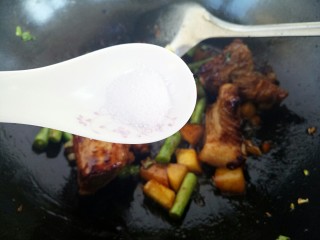 19、排骨焖饭,还有一勺盐