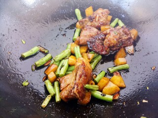 20、排骨焖饭,炒匀