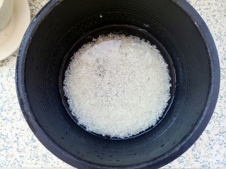 21、排骨焖饭,电饭锅里放米和水,水稍微比平时多一点点