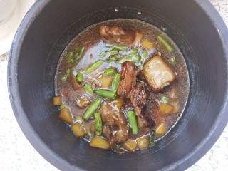 22、排骨焖饭,然后把炒好的排骨倒进去,拌匀