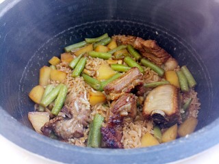 23、排骨焖饭,按煮饭按键。正常煮就可以了,煮好如图