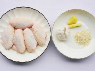 1、蒜香鸡翅,准备好所有食材。