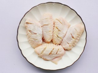 2、蒜香鸡翅,鸡翅清洗干净，两面各划三刀，